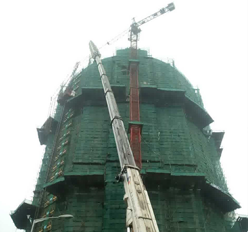 西双版吊车在工地上作业